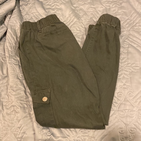 Green colored Cargo jeans - Picture 3 of 4